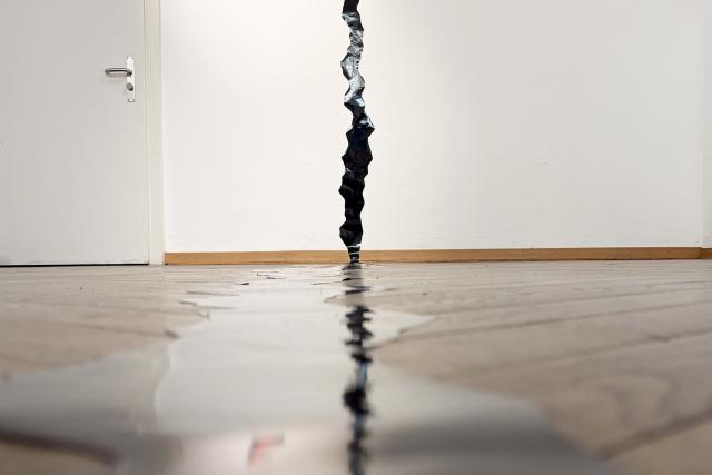 Faille, 2026, In-situ-varnishinstallation, Wartsaal Wipkingen, Zürich