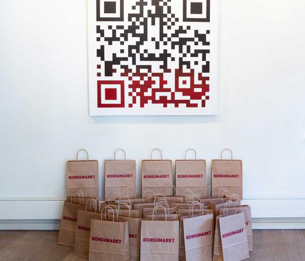 Vue d’exposition à huis clos 2020, Corsier (GE)<br>Ici : le QR Code en combinaison avec les sacs, spécialement conçus, invite à réfléchir à notre façon de consommer et la partie oubliée de notre société.